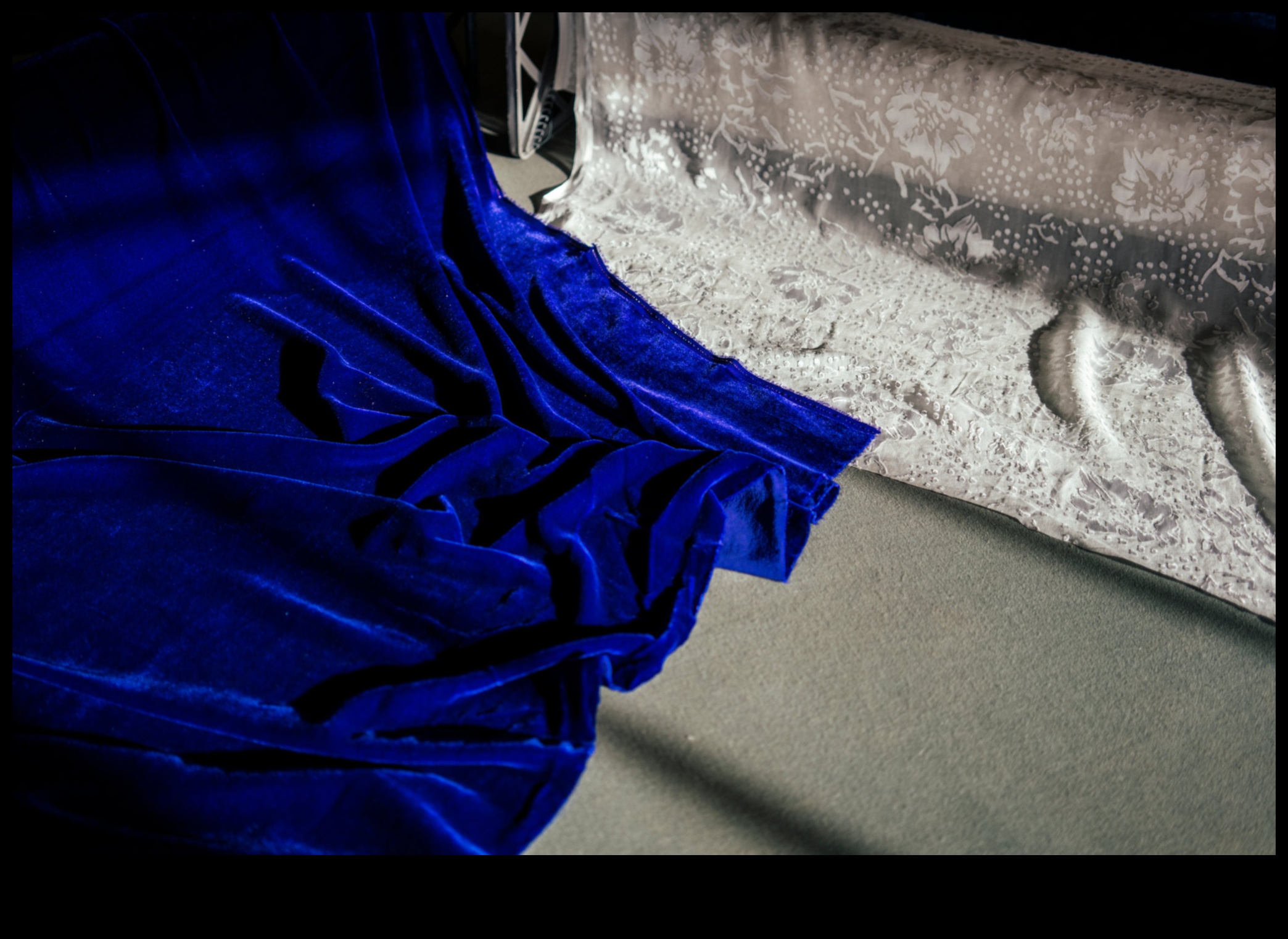 المخمل النسيج الفاخر للحظة 2 طرق أنيقة لاستخدام المخمل في الديكور الحديث